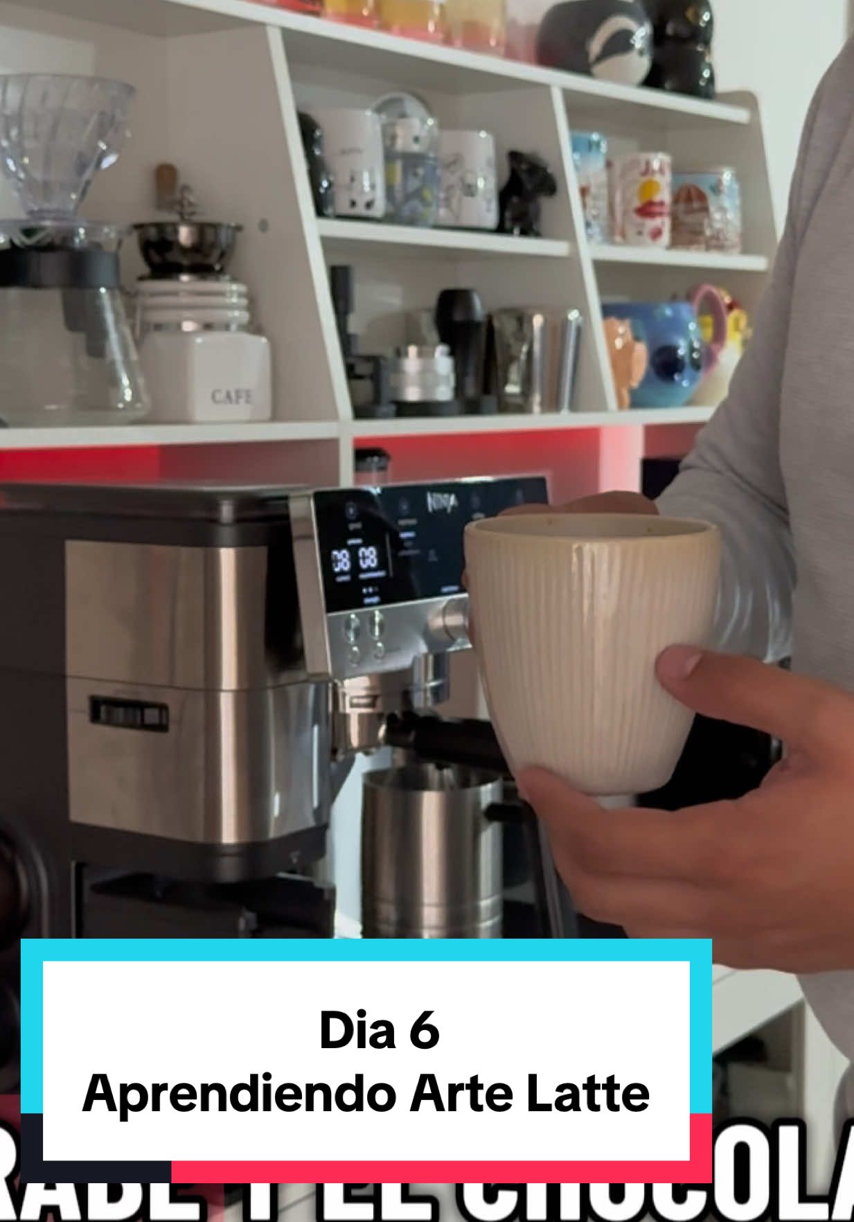 Hoy probamos una toma diferente, pero me faltó ajustar mejor el tripie 😂 #ninjaluxecafé #coffee #AprendeEnTikTok #coffeebar #mocha 