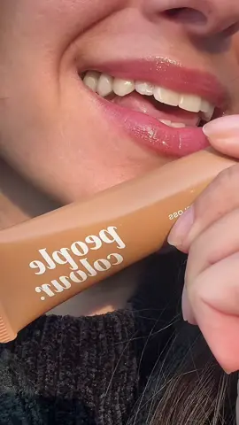 O gloss com brilho mais lindo e cheirinho da caramelooow ta na promo aqui no TikTok Shop ✨💋 #tiktokshop #gloss #caramelo #peoplecolour #glossglitter 