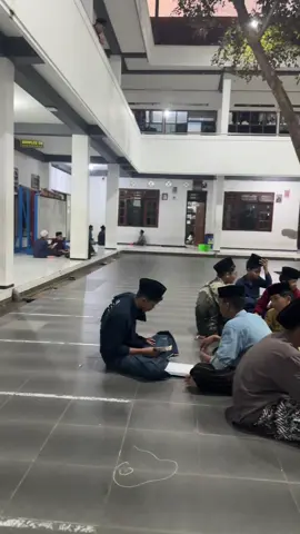 طلبُ العِلْمُ فِي الصِّغَرِ كَالنَّقْشِ فِي الحَجَرِ، وَطلبُ العِلْمُ فِي الكِبَرِ كَالنَّقْشِ فِي المَاءِ #creatorsearchinsights #queenalfalahkediri #motivasihidup #fypage #santripondok 