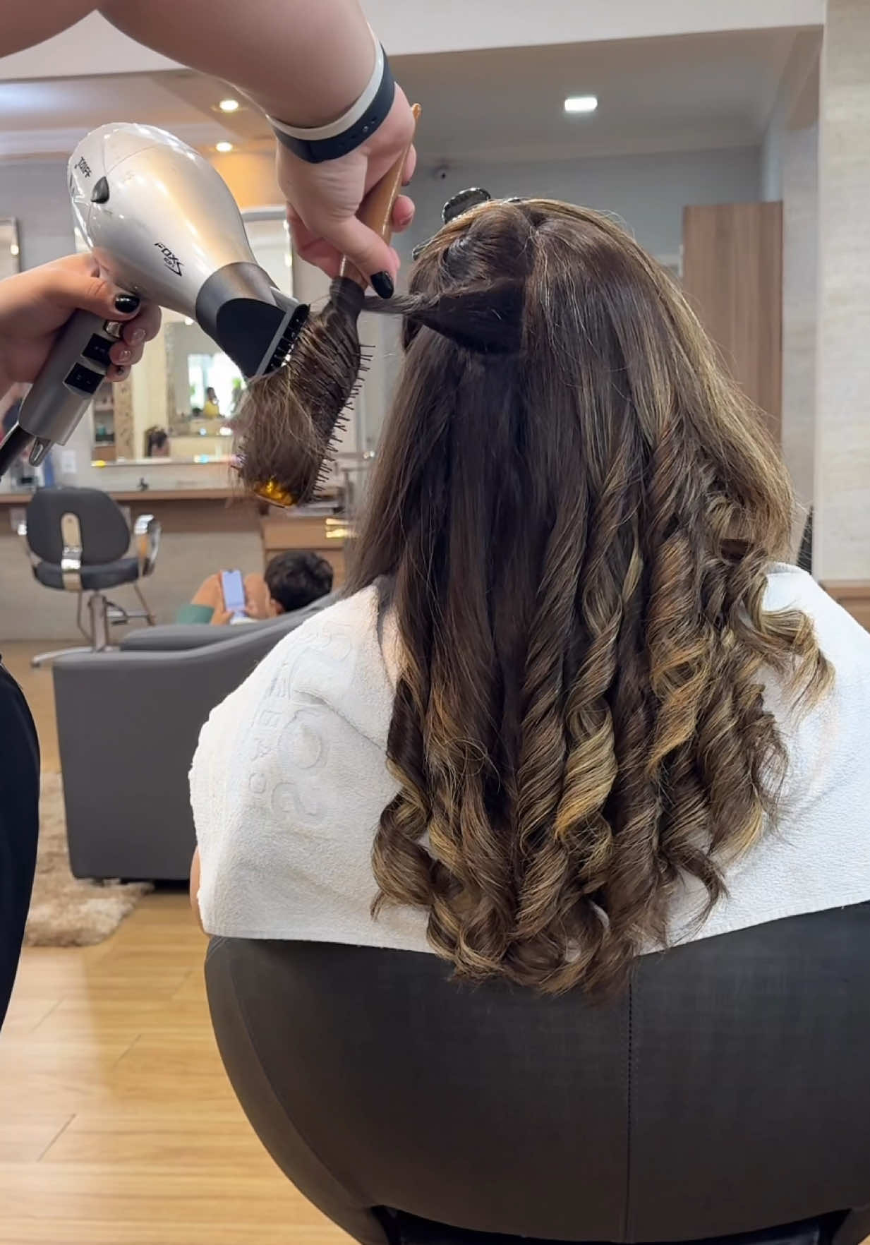 A escova modelada/torcida pode mudar sua carreira hoje 💇‍♀️ Comente “CARREIRA” e eu te mostro como aprender ou clique no link da minha bio ✨
