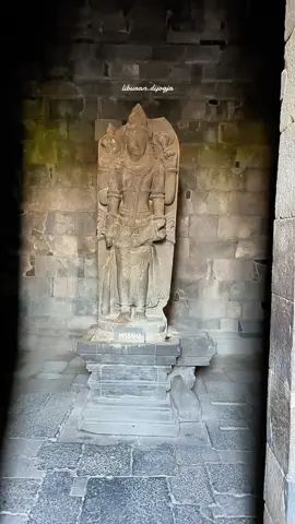 Kalau Candi Siwa jadi yang paling besar, jangan lupa… ada juga Candi Wisnu di sebelahnya! Di sinilah kisah pemelihara dunia terpahat dengan detail luar biasa 🔱 Daripada cuma lihat di buku sejarah, mending lihat langsung kan? 🚐 Pesan paket wisata Jogja sekarang, dan rasakan vibes sakralnya. 👉 Klik link bio! ✨ Explore Jogja bareng kami! 🚐 Sewa Mobil + Driver 🗺️ Paket Wisata | Group | Solo | Private 📍 Jogja, siap jemput kamu #s#sewamobiljogjap#paketwisatajogja#wisatajogja #candiprambanan 