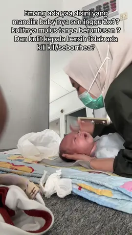 Cuaca di Indonesia ini memungkinkan ga sih buat kaya gini?? Kalau saran aku, mandiin baby itu 2x sehari karena kalau badannya lengket keringetan dan ga dimandiin, apakah nyaman untuk tidur?? 😭 #bayi #bayisehat #kulitkepalabayi #memandikanbayi 