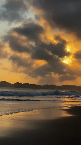 berisik tapi tenang #sunset #beach #sea #malang #pantaimalang 