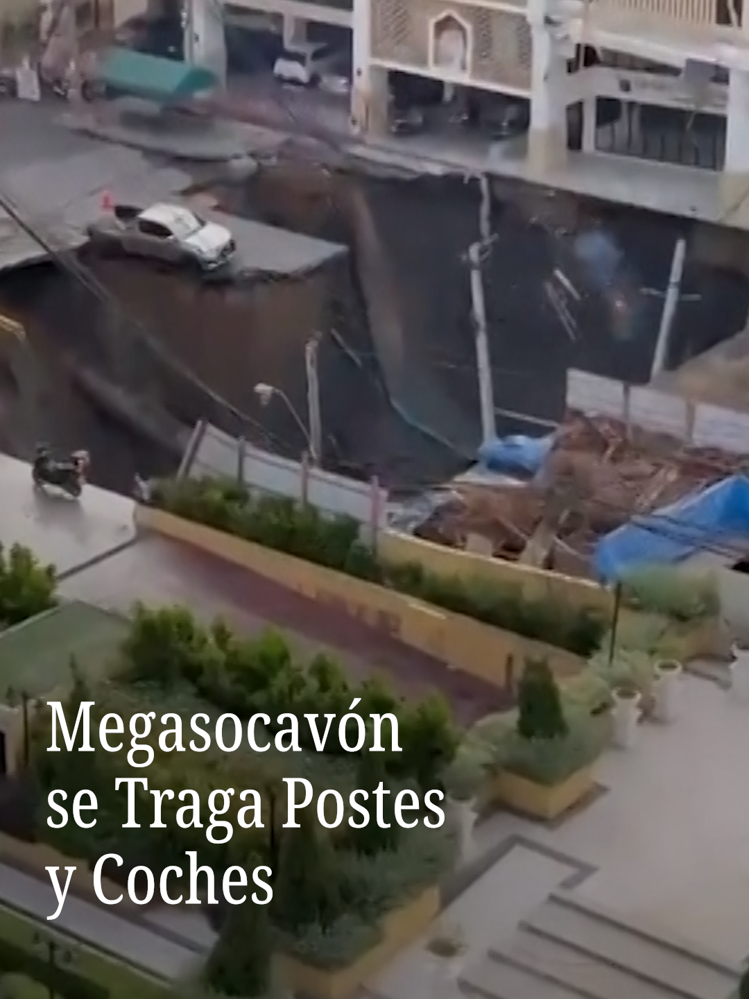 Samsen Road, una de las calles más transitadas de Bangkok, Tailandia, se derrumbó y se llevó consigo concreto, cables e incluso vehículos, aunque no se reportaron heridos. Según los primeros reportes, el socavón de 27 metros de ancho y 50 metros de profundidad se formó por un problema en la construcción de la Línea Púrpura del Metro de Bangkok, también estaría relacionada una enorme fuga de agua no detectada. El gobierno emitió una orden para que se evacuaran todos los edificios cercanos. #socavón #derrumbe #fugadeagua #Tailandia