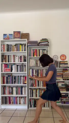 Por otro lado. Este ritual de movimiento fue una manera de crear el nuevo espacio que estoy ocupando: nuevo departamento. Quise hacerme parte del espacio, le conté de mi pasado, le conté también de mis ganas de presente. Me moví para estar más presente.  #danzaterapia #dansanarte #danzarte 