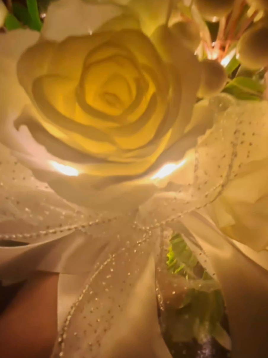 ✨ Ekskluzivni svetleći bidermajeri ✨ Unesite magiju u svoj poseban dan uz jedinstveni bidermajer koji svetli! 🌸 Naši bidermajeri spajaju raskoš prirodnog ili veštačkog cveća sa diskretnim LED osvetljenjem, stvarajući bajkovitu atmosferu i nezaboravne fotografije. 🌷 U ponudi nudimo: Bidermajere od pravog ili veštačkog cveća Ugradnju sitnih LED lampica (topla ili hladna bela svetlost) Mogućnost personalizacije – izbor boja, vrste cveća i detalja (perle, kristali, satenske trake) Dugotrajnu bateriju diskretno ugrađenu u dršku Svetleće detalje usklađene sa celokupnom dekoracijom venčanja 💎 Prednosti naših bidermajera: Efekat sjaja na svakoj fotografiji Romantična atmosfera tokom večernjih svečanosti Originalan i moderan dodatak koji ostavlja snažan utisak #dekoracije #ledosvetljenje #personalizovanipokloni 