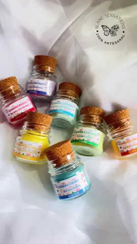 Kit velas aromáticas 7 chakras. Os sete chakras são centros de energia do corpo, originários da Índia antiga, que se localizam ao longo da coluna vertebral, da base até o topo da cabeça. Quando desequilibrados, podem causar problemas físicos e emocionais. Cada chakra tem sua função e conexão com diferentes órgãos e aspectos da nossa vida, sendo o objetivo do equilíbrio energético manter o fluxo de vitalidade, ou prana, para o bem-estar geral.  Cada vela contém 40 gramas e um aroma diferente: Chakra coronário  - violeta | aroma lavanda Chakra frontal  - azul indigo | aroma alecrim Chakra laríngeo - azul claro | aroma mirra Chakra cardíaco - verde | aroma jasmin Chakra plexo solar amarelo | aroma lemongrass Chakra umbilical  - laranja | aroma  ylang ylang Chakra básico - vermelho | aroma cravo PRODUTO 100% ARTESANAL  #lojaesoterica #velaperfumada #waxmelts #7chakras #energiapositiva 