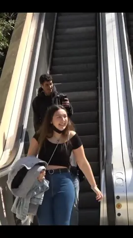 Broma en la escalera con teléfono gigante #risas #humor #fyp 