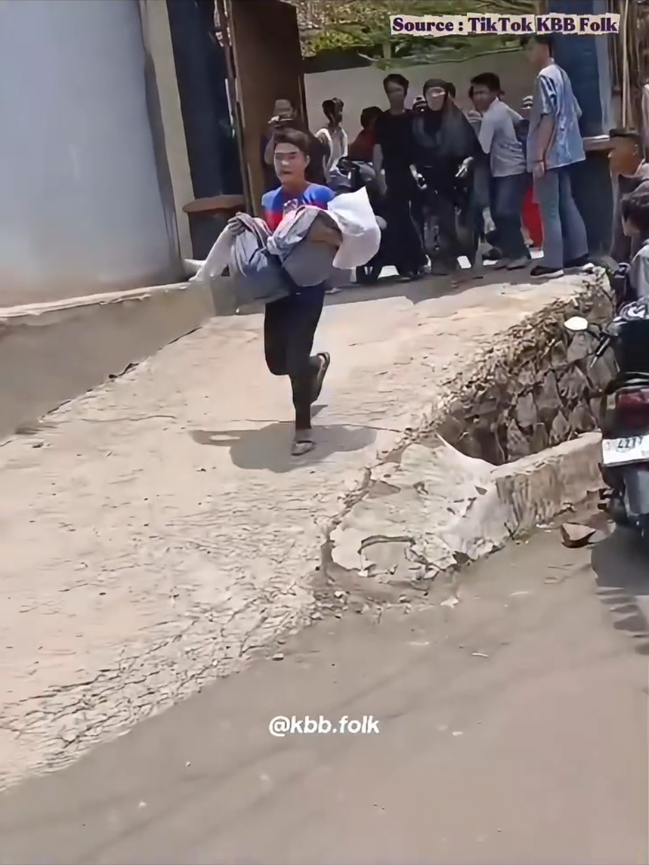 Pemprov jabar akan melakukan evaluasi terhadap seluruh stakeholder program makan bergizi gratis jabar.  #bapakaing #bapaaing #KangDediMulyadi #gubernurjawabarat #dedimulyadi 