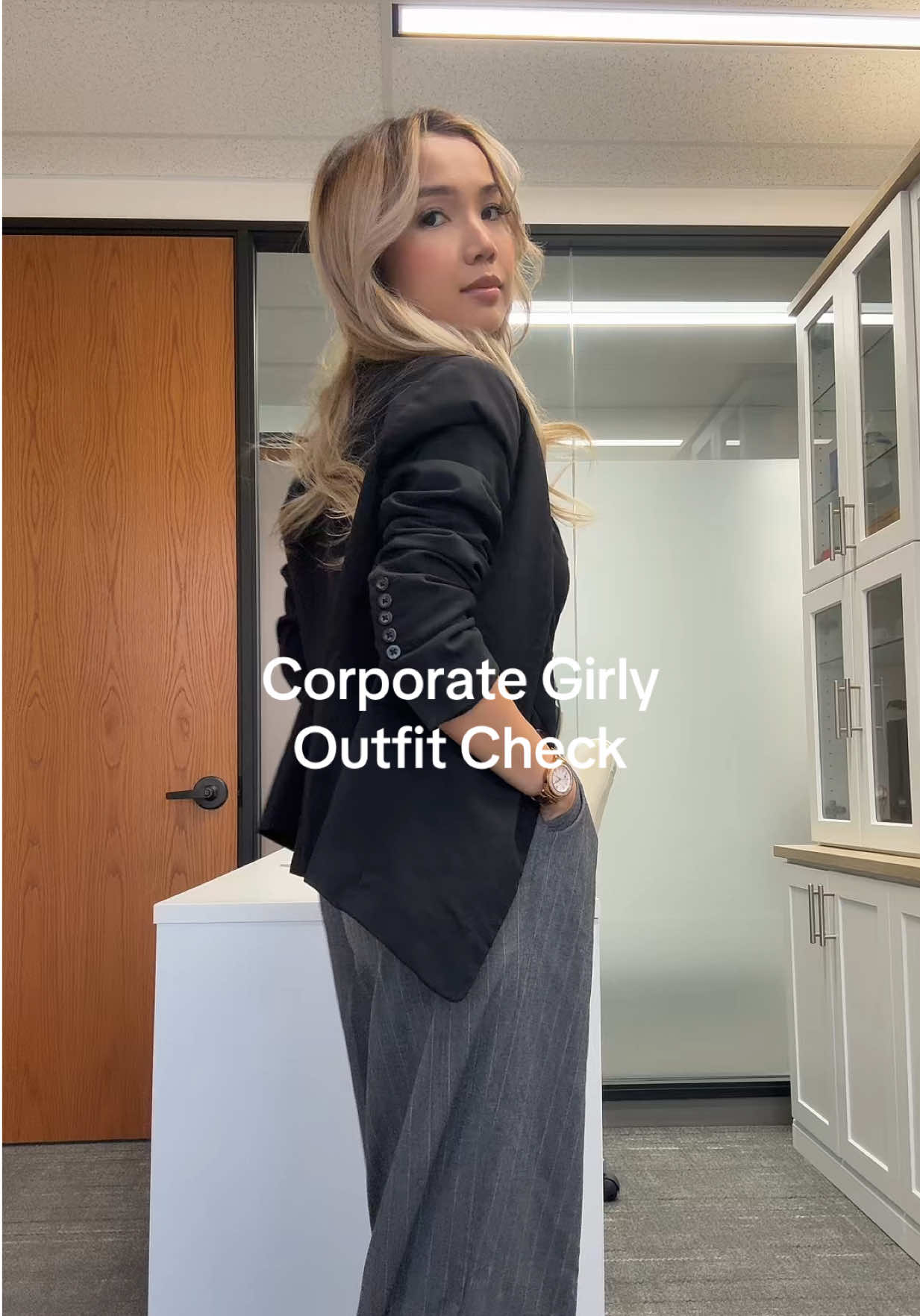 Outfit check 🤍 My pants always get wrinkled once I sit down 😩  #OOTD #corporatelife #corporategirlies 