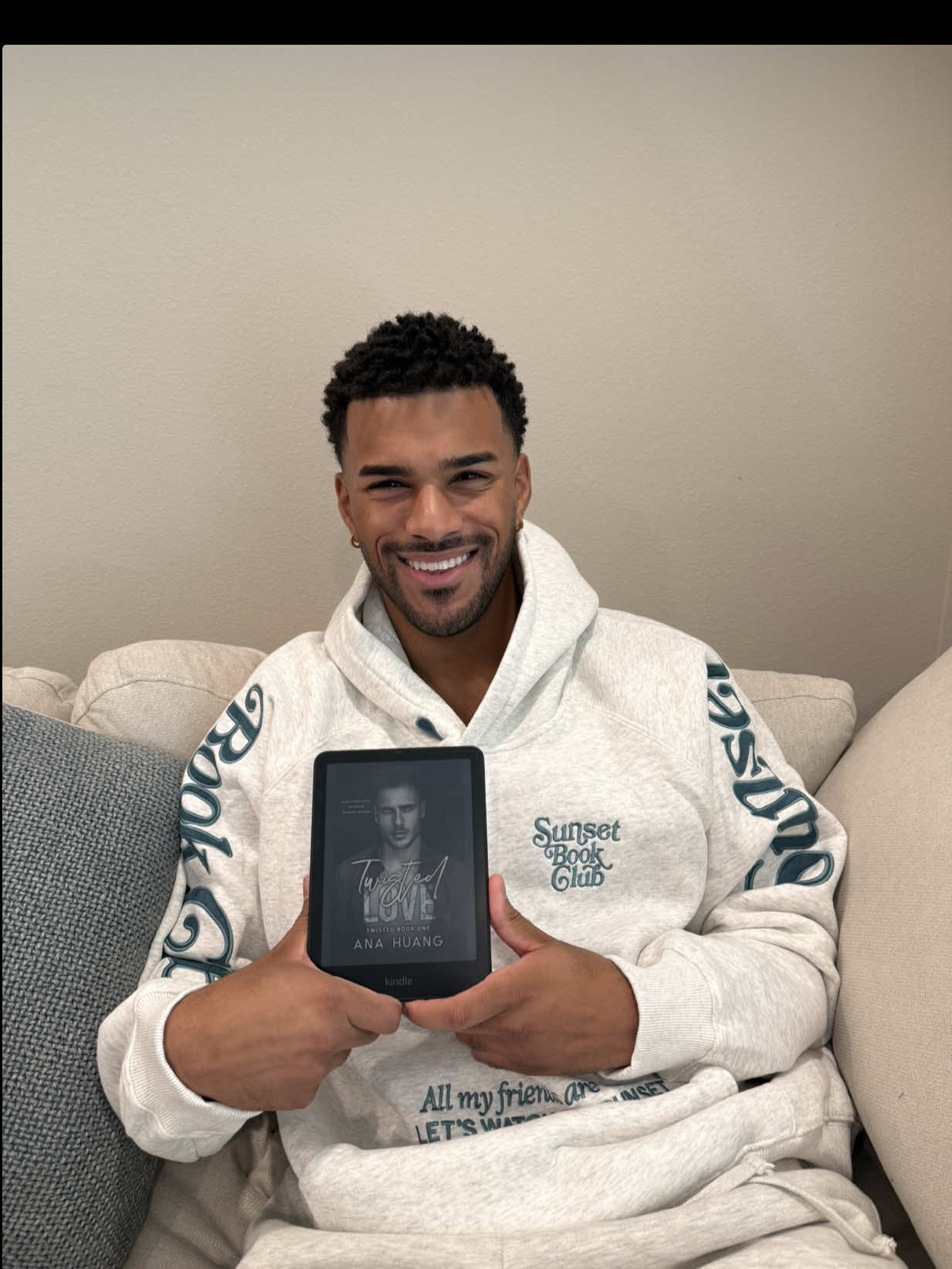 Book club!! I have officially leveled up. I just got the Kindle Colorsoft and it's a game-changer. Thank you @Amazon for bringing our NY book club meetup to life—got to kick it with so many of you and chat with two amazing authors!! Grab my fav reading picks in my linktree #KindleColorsoft #ad