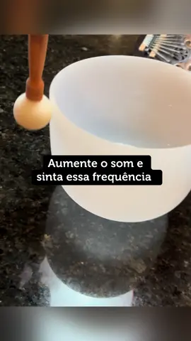 🎶 O som cura porque atua em nossas ondas cerebrais. Essa frequência harmoniza corpo e mente. Experimente alguns segundos de cura sonora agora. #SoundHealing #CuraPeloSom #TerapiasIntegrativas #BemEstar #Autocuidado 