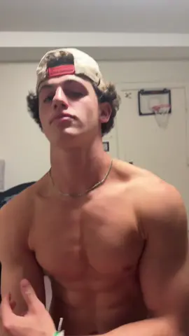 Talking behind my BACK #back #viral #fy #biceps