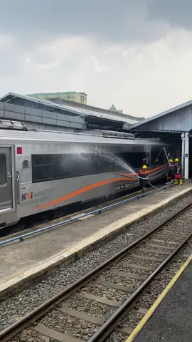 Ternyata begini kerjanya jadi petugas Cuci Kereta kalau waktu itu Saya Lolos ngelamar jadi CUKER ( Cuci Kereta ) Semangat pak kerjanya , sehat selalu pejuang keluarga  #kai121_ #keretaapi #keretaapiindonesia 