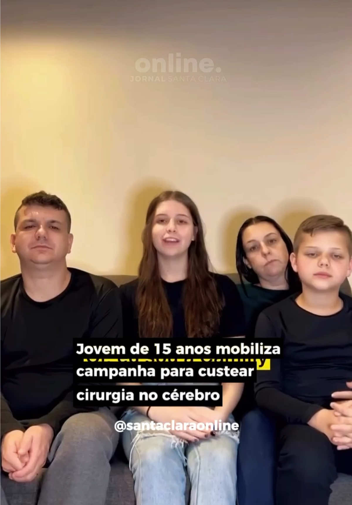CAMPANHA SOLIDÁRIA | Jovem de 15 anos mobiliza campanha para custear cirurgia no cérebro A jovem Camilly Martins, de apenas 15 anos, compartilhou em suas redes sociais um apelo emocionante em busca de ajuda. Diagnosticada com um tumor no cérebro, ela precisa passar por uma cirurgia urgente, que será realizada na rede particular devido à complexidade e à delicadeza do procedimento. Segundo o relato, a intervenção deve ocorrer no Hospital Bruno Born, mas os custos são altos e a família não tem condições de arcar sozinha. Diante da situação, Camilly iniciou uma campanha solidária para arrecadar recursos. As doações podem ser feitas por Pix, no endereço 5742105@vakinha.com.br, ou por meio do link da vaquinha online disponível em sua biografia camillyvmartins. Ela reforça que qualquer valor já faz diferença e pede também apoio com compartilhamentos e orações. “Tenho certeza que com a ajuda de cada um vencerei essa batalha”, declarou a jovem. Por: Redação  Imagens: Divulgação  📲 Siga e saiba mais em: @santaclaraonline #sos #ajude #atleta #rs 