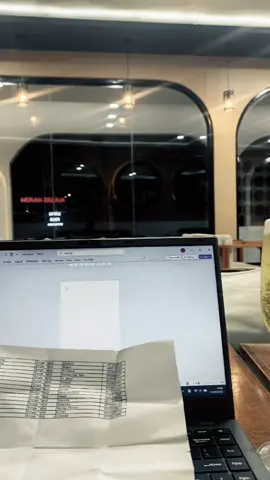 mas mas yg buka laptop sendirian di cafe itu ternyata sekarang aku 