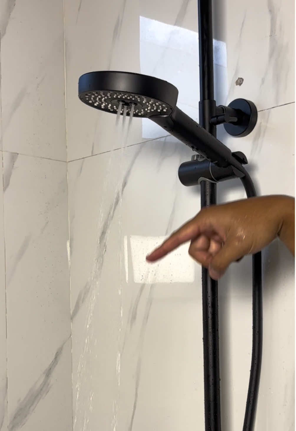 Paloma Brezio | Set Shower tiang coloum panas & dingin warna matte black, cocok untuk kamar mandi minimalis dan modern Ada 3 mode handshower, untuk mengganti mode air pada hand shower cukup pencet tombol dibagian tengah hand shower. Rain shower yang lebar memberikan sensasi mandi yang nyaman dan menyenangkan. #showertiangset #showerkamarmandi #showerhitam #handshower #rainshower 