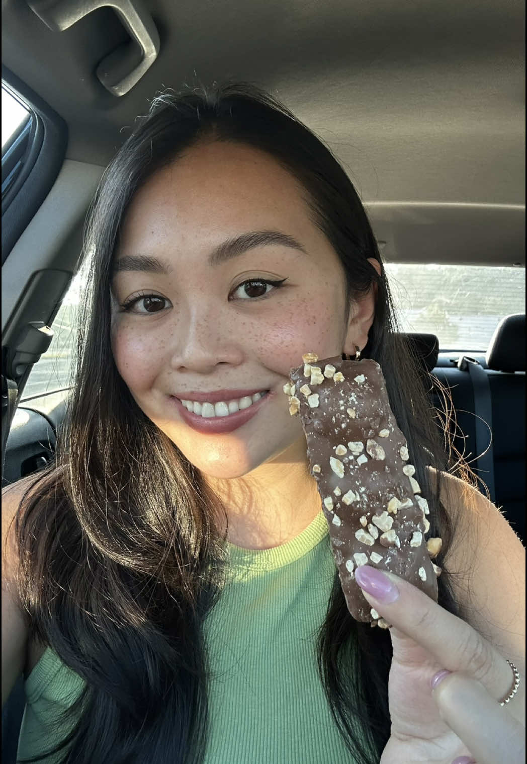 If you love chocolate & peanut butter, you need to try the new @SKIPPY®️ Peanut Butter bar! such a perfectly sweet & crunchy snack 🥜🍫  #skippy #skippypartner #milkchocolate #candyreview #snackreview 