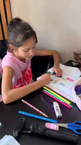 Hoy tocó hacer la tarea en el consultorio de mi mami 😝 #tareasescolares #comic #superheroes #historieta 