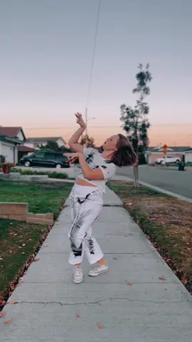 Thriller, the most iconic Halloween dance of all time🧟‍♀️ Choreo by Michael Peters #dance #dancing #thriller #halloween #michaeljackson 