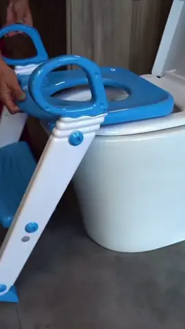 Assento redutor com escada.  🛍️ Compre agora mesmo o seu! Clica no link da bio.  . . . . . #maternidade #enxovaldebebe #bebe 