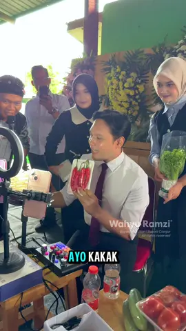 Cianjur dan pertanian adalah satu kesatuan yang tidak boleh terpisahkan. @dr.mohammadwahyu Sebagai Bupati Cianjur mengapresiasi tinggi peran penting petani dalam menjaga ketahanan pangan dan menjadikan pertanian sebagai pondasi keistimewaan Kabupaten Cianjur.  Pertanian dan Cianjur adalah satu kesatuan yang tak terpisahkan, membawa kemakmuran dan identitas bagi masyarakat kita.  Di era digital ini, mari kita manfaatkan teknologi seperti TikTok Live untuk memasarkan hasil pertanian Cianjur, meningkatkan kesejahteraan petani dan membawa produk sayuran, beras, dan lainnya ke tingkat yang lebih tinggi. Komitmen kami adalah mendukung petani Cianjur naik kelas, memanfaatkan inovasi digital untuk kemajuan bersama!  #drmohammadwahyu #cianjur #cianjurerabaru #ramzi #drwahyubupaticianjur