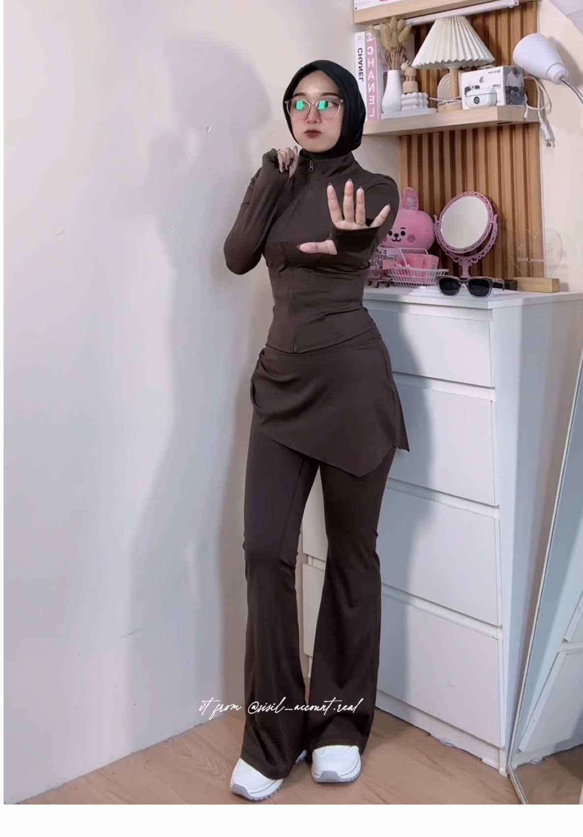 Outfit buat yoga,gym,lari dll gak bikin gerah samsek from  @Owngrace-Store 🤎 Warna coffee super duperrr cakepp huu🫶🏻 *note 53kg/153cm #outfitgym #outfityoga #celanarok #jaketyoga #celana2in1 
