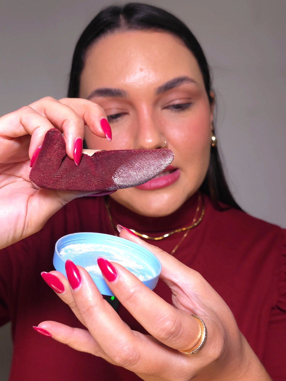 A técnica de maquiagem correta para selar a pele e aumentar a durabilidade da sua maquiagem usando o pó solto Até embaixo d'água da @mariamargaridabeauty  #maquiagem #tutorialdemaquiagem #mariamargarida 