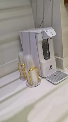 Praticidade e elegância no mesmo lugar ✨ Com esse suporte de copos dourado, tudo fica mais organizado e sofisticado. Ideal para acompanhar seu purificador de água e deixar o ambiente ainda mais moderno. 🥂💛 #Organização #Decoração #Praticidade #DetalhesQueEncantam #AmbienteModerno   