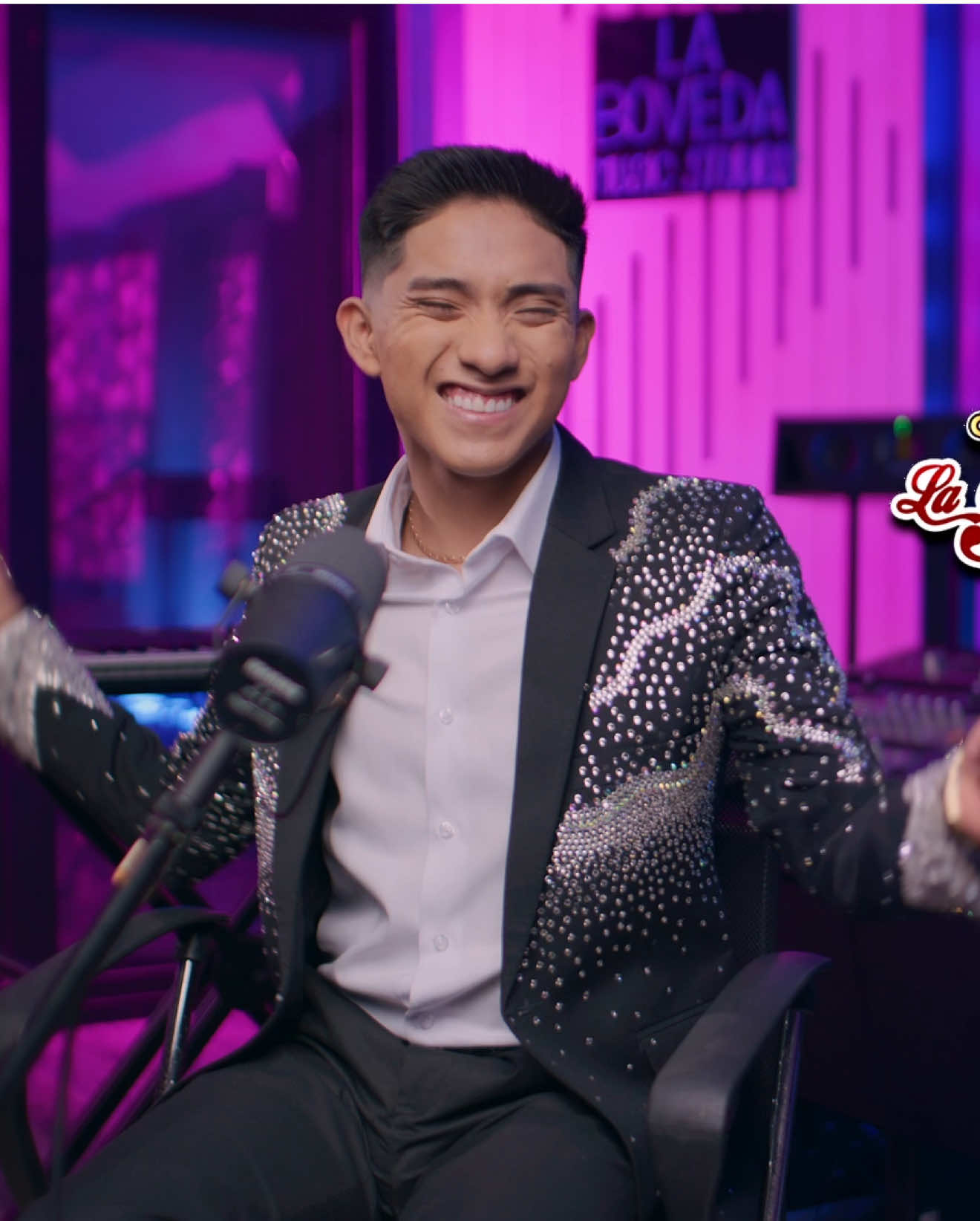 Gracias de corazón por llevar “Ojitos Mentirosos” de La Bella Luz al puesto #1 en tendencias de YouTube. 🌟 Todo esto es gracias a ustedes, a cada persona que reproduce, comparte y siente esta canción con nosotros. Nada sería posible sin su cariño y apoyo incondicional. Sigamos haciendo que esta luz brille cada vez más. 💙 #OjitosMentirosos #LaBellaLuz #Tendencia1 #senderito 