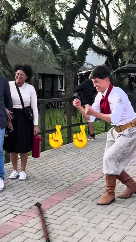 Avaliando estranhos na chula ep. 3 🧉 Saímos pelo Acampamento Farroupilha a última vez em setembro, na busca de um novo campeão de chula! 🏆  Sapateio teve pouco, mas sobrou risada e gaita pra gauchada! Kkkkk #Sul #RioGrandeDoSul #chula #sapateado #gaucho