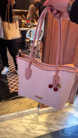 Totebag viral yang terjual lebih dari ribuan pcs. Bakal kepakai banget buat kerja kuliah atau bepergian #promomakangajian #taswanita #soulderbag #belilokal #fyppppppppppppppppppppppp 