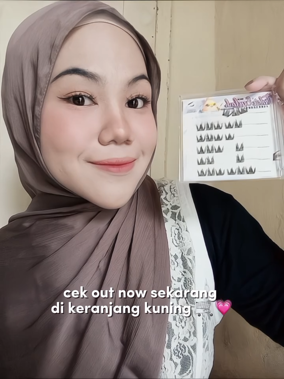 Glow up tanpa effort? YES! ✨ Bulu mata tinggal klik, stay seharian tanpa takut copot. Ringan, reusable, dan bikin mata auto cetar. Perfect buat kamu yang gak mau ribet 💅 @bqi.official  #bqilash #bulumatapalsu #bulumatapaslumurah #eyelashes #fyppp 