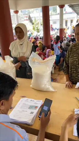 Bansos 2025 Masih Berlanjut! Ini Daftar Bantuan yang Cair Bulan Ini Pemerintah Indonesia melalui Kementerian Sosial (Kemensos) kembali menyalurkan berbagai program bantuan sosial (bansos) kepada masyarakat pada bulan ini, sebagai bagian dari upaya pemulihan ekonomi nasional dan pengentasan kemiskinan. #bantuanpemerintah #fyp  #president #2025 #bantuansosial 