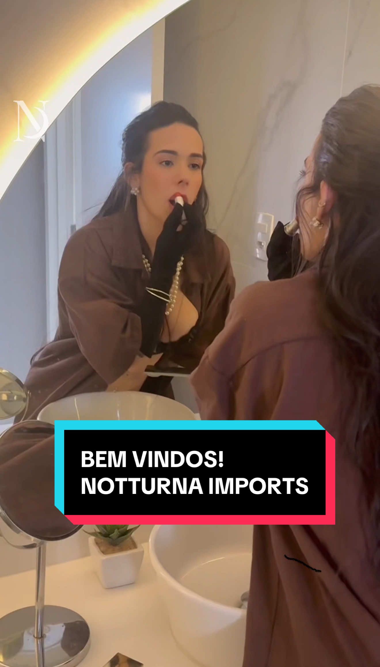 Na minha linhagem, perfume nunca foi vaidade. Foi assinatura. Foi altar invisível que meu avô deixava na sala, foi o toque final da minha mãe antes de sair pra conquistar o mundo. Meu primeiro símbolo de poder, antes mesmo de saber o que era isso. Hoje, eu continuo esse legado com a @Notturna&Co , trazendo perfumes e maquiagens importados originais para todos vocês, já a @nottturnabloom nossas lingeries são puro luxo com fios de ouro e renda francesa 🌟💄🤩 Separei um cupom de 1ª compra 1NOTTURNA 🫶🏻  #NotturnaImports #perfumesimportados  #PerfumeDeLuxo #PerfumeOriginal #FypBrasil