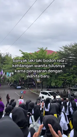 aplgi sampe rela ngebhongin cwenya biar nda kethuan busuknya ngeliat liat cwe lain, ngeliat' cwe sexy😂😂klo nda bersyukur jngn serakah jdi cwo wk