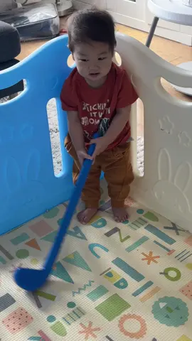 Golfing baby 11 months. Still learning how to walk. Why do my babies walk so late? 