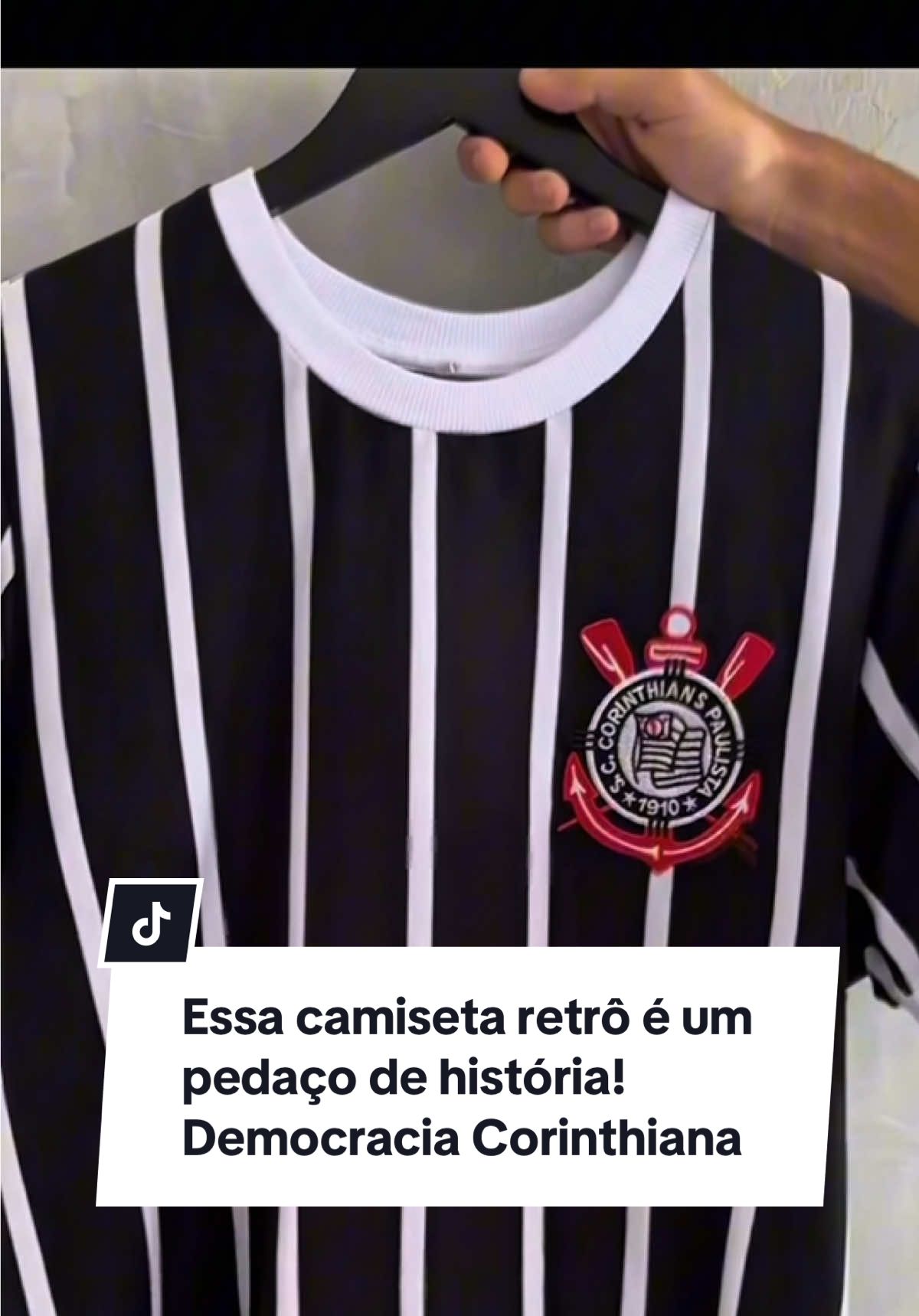 Essa camiseta retrô é um pedaço de história! #Corinthians82 #DemocraciaCorinthiana #FutebolClássico #camisetaretro #Corinthiano 