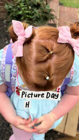 Picture day hairstyle for your girly with short, fine, thin hair. It looks so cute and I'm obsessed 😍 #picturedayhairstyle #fyp #hairstyletutorial #pictureday #girlmom 