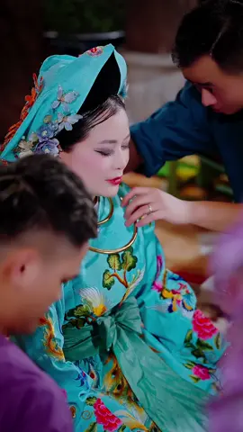 ✨ sau khi mở phủ tân đồng cần làm gì? ✨ Mở phủ – trình đồng không phải là “kết thúc”, mà là khởi đầu cho một hành trình mới. Từ giây phút đội khăn, thắt dải, con đồng chính thức bước vào con đường hầu Thánh, tu căn – trả quả. 🔮 Sau lễ, điều quan trọng nhất là: 1️⃣ Giữ gìn căn số – sống thanh sạch, khiêm nhường, không tự cao tự đại. 2️⃣ Ra hầu Thánh – để nối duyên, giữ căn, đừng trốn tránh kẻo bị hành trở lại. 3️⃣ Tu tâm – học đạo – lấy chữ Đức làm nền, chữ Tâm làm gốc. 4️⃣ Làm việc âm dương cho trọn – giúp đời, giúp người đúng đạo, không trục lợi. 5️⃣ Vững nguyện – giữ lòng thành – thử thách là để soi tỏ, càng khó càng phải bền chí. 🍃 Con đường này không phải để hiển hách bản thân, mà để sáng nghiệp – cứu độ nhân gian. Người biết giữ Tâm thì căn sẽ yên, đường sẽ sáng, lộc sẽ bền.#hầu_đồng_việt_nam #hầu_đồng #căn_số #hầu_thánh_tứ_phủ🙏🍀 #đạomẫuviệtnam 