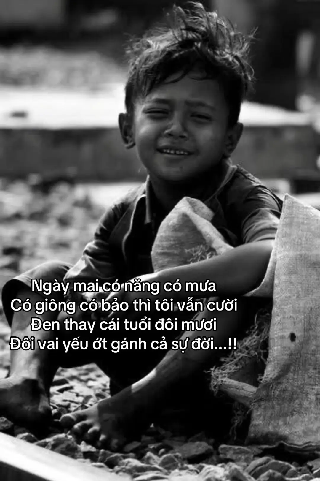 Ngày mai có năng có mưa Có giông có bảo thì tôi vẫn cười Đen thay cái tuổi đôi mươi Đôi vai yếu ớt gánh cả sự đời...!!#xahoi #cuocsong #xhuong 