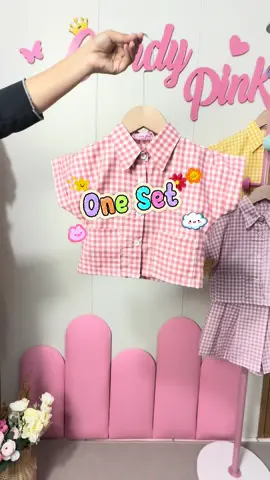 🍭 “Si kecil pake One Set Lolipop = auto jadi permen berjalan 😍 Manis, gemes, viral pula! ✨” 🌈 “OOTD anak viral? ✔️ Nyaman dipakai? ✔️ Gemesin maksimal? ✔️ Jawabannya: Set Lolipop Candy Pink 💕”#promomakangajian #BajuAnakLucu #OOTDAnak #onesetanak 