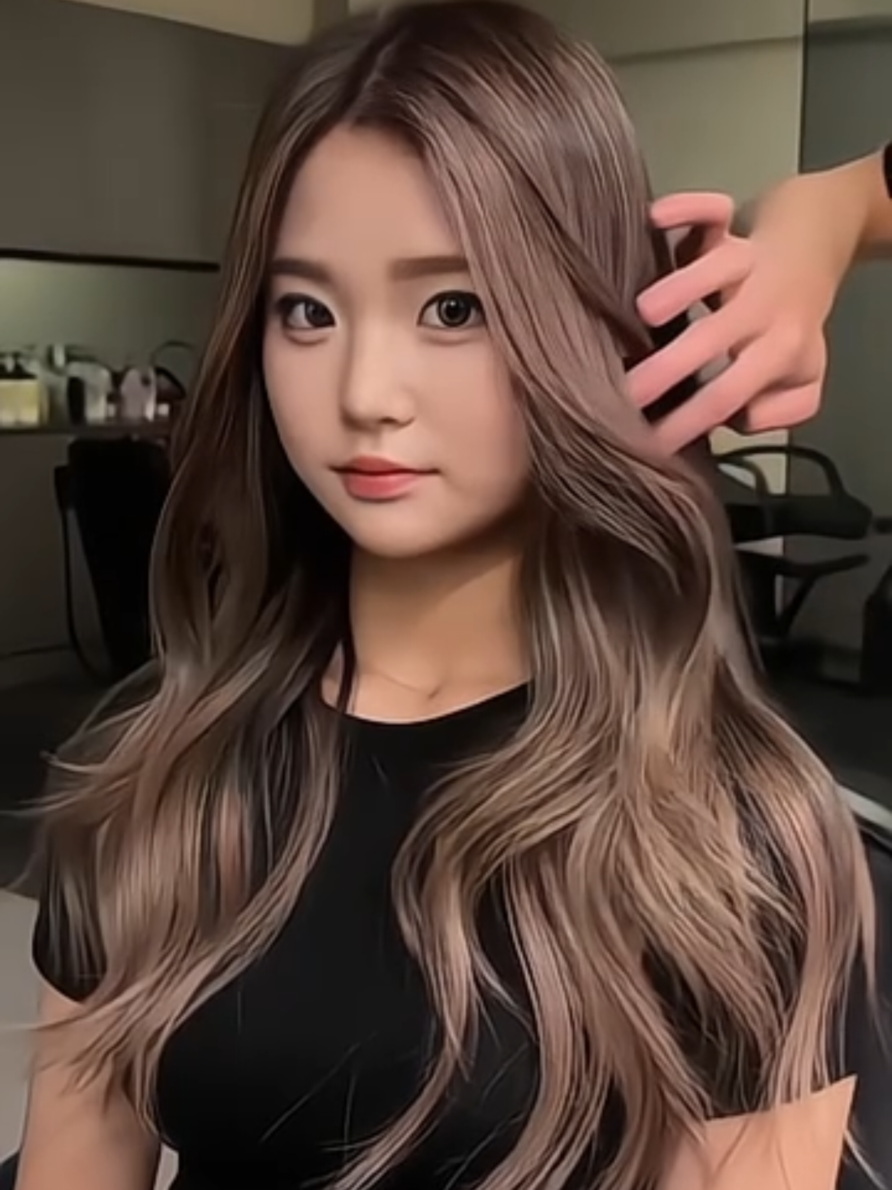 ✨ “Blonde balayage – sáng bừng nét thanh lịch, giữ vẻ tự nhiên mềm mại mà không cần chăm sóc quá cầu kỳ. Mỗi lọn tóc phản chiếu ánh sáng, khiến mái tóc như rực rỡ hơn trong từng khoảnh khắc.”#xuhuongtiktok #tocnhuom #Vuvuhairhouse #salonquan1 #balayagehair 