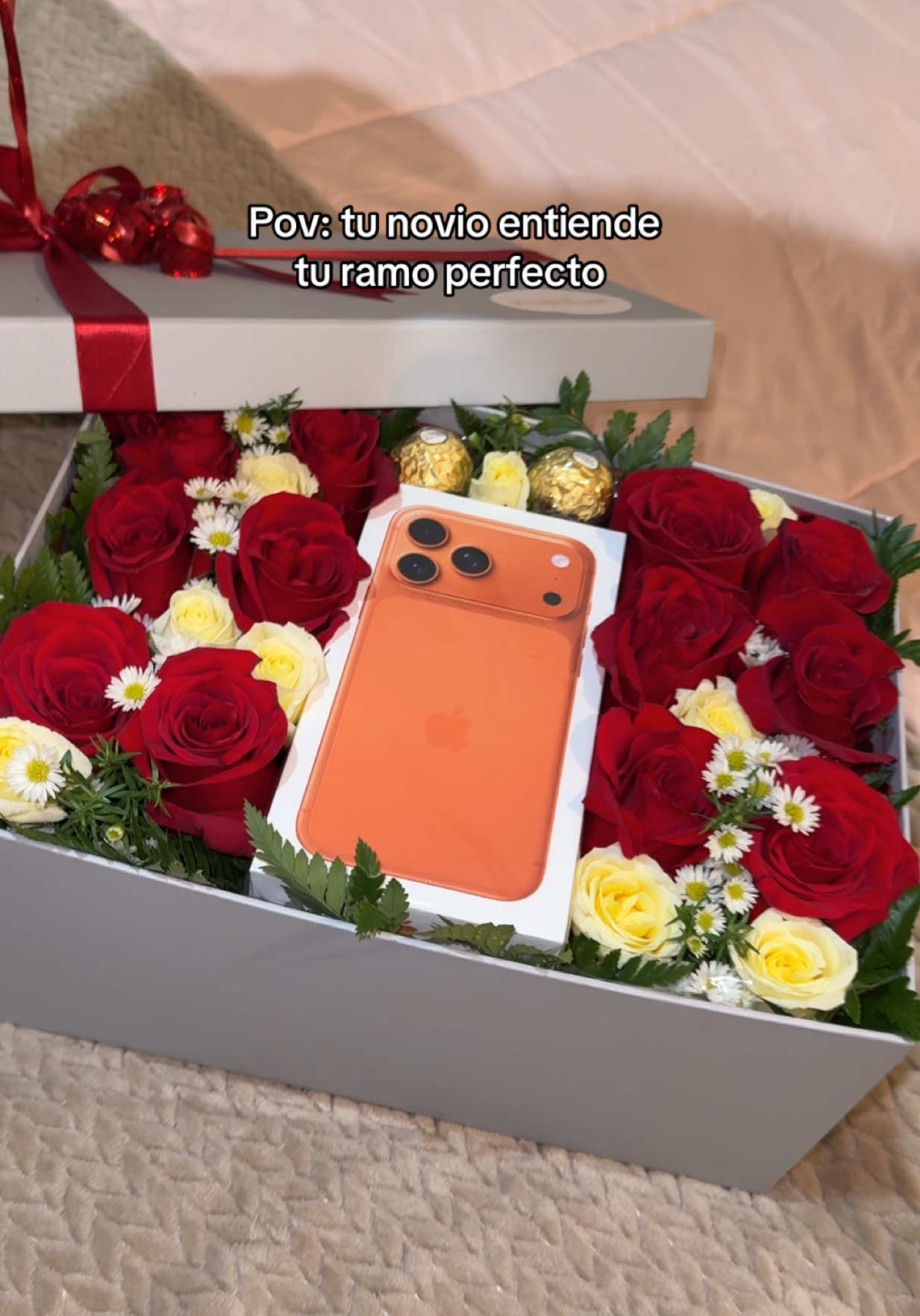 Espero que encuentres un hombre así manaaaa🫶🏼🫢 #iphone17promax  #apple #gift #couple #bouquet 