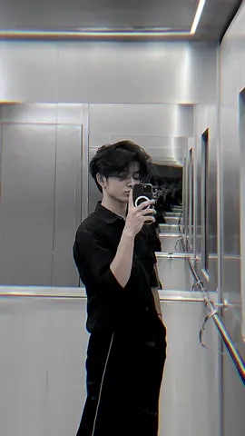 gimini ai promot :  buatlah foto ini sedang berfoto miror di kaca dengan menggunakan hp iphone 13 tanpa flash , sehingga menghasilkan foto yang aesthetic  UNTUK FOTO UTAMA  buat lah gambar yang di ambil dengan seperti foto biasa , tanpa subjek atau properti yang jelas. foto tersebut harus memiliki sumber cahaya yang konsisten , seperti lampu kilat dan ruangan gelap, yang tersebar di seluruh foto , jangan rubah wajah foto terseebut. ganti latar belakang, di belakang orang tersebut dengan kaca yang sangat bersih , serta menggunakan kaos warna hitam dan model rambut nya jangan di ubah #CapCut #geminiai 