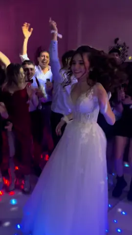 ✨ Altos de la Vía ✨ Un salón con más de 240 m² pensado para que tu evento brille como se merece. 🎉 Ideal para cumpleaños inolvidables, bodas únicas y despedidas de año memorables. 🌈 Recibí a tus invitados con nuestro túnel multicolor súper instagrameable, el detalle que convierte cada entrada en un momento mágico y en la foto más compartida de la noche. 📸 Amplios espacios, iluminación especial y cada rincón diseñado para que tus recuerdos se conviertan en historias únicas. 📍 Paso Molino, a metros del Viaducto. 💌 Reservá tu fecha y viví tu evento con estilo. ⸻ #AltosDeLaVía #EventosConEstilo #SalonDeFiestas #CumpleañosFelices #BodasDeEnsueño          