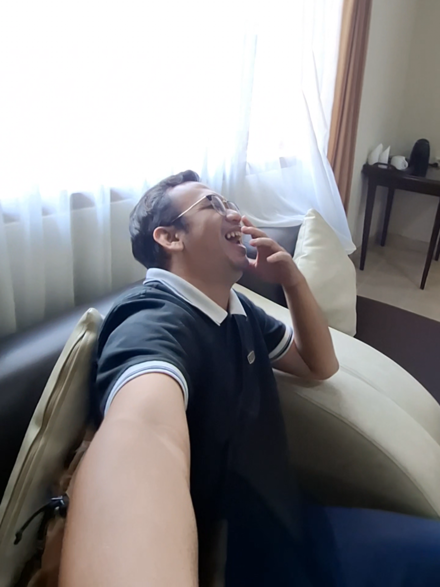 Seru banget dapet doorprize dari @lembahciaterresort  dan klo kalean mau staycation disini, harganya itu lho.. BEEEUUHH!! lo cari deh harga yang affordable dan WORTID daerah Ciater.. tutup banget apotek alias ga ada obat! Villa nyaman, luas, adem.. parkiran??? LUAS!! Bawa semua keluarga lo yang gede2.. makanan di restonya gimana..?? Approved by gue yang tukang makan!! 🤣 .. buat WEDDING gimana..? Lo sebut aja pengen konsepnya terserah lo, ntr gue bikinin.. . . DM gue yah klo mau dapet harga enak, DM gue aja.. 🤣