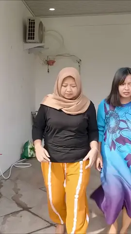MAMAH RERE BERENANG DI KOLAM MINI PAKAI BAJU TURUN NAIK #fyp #mamahrere 