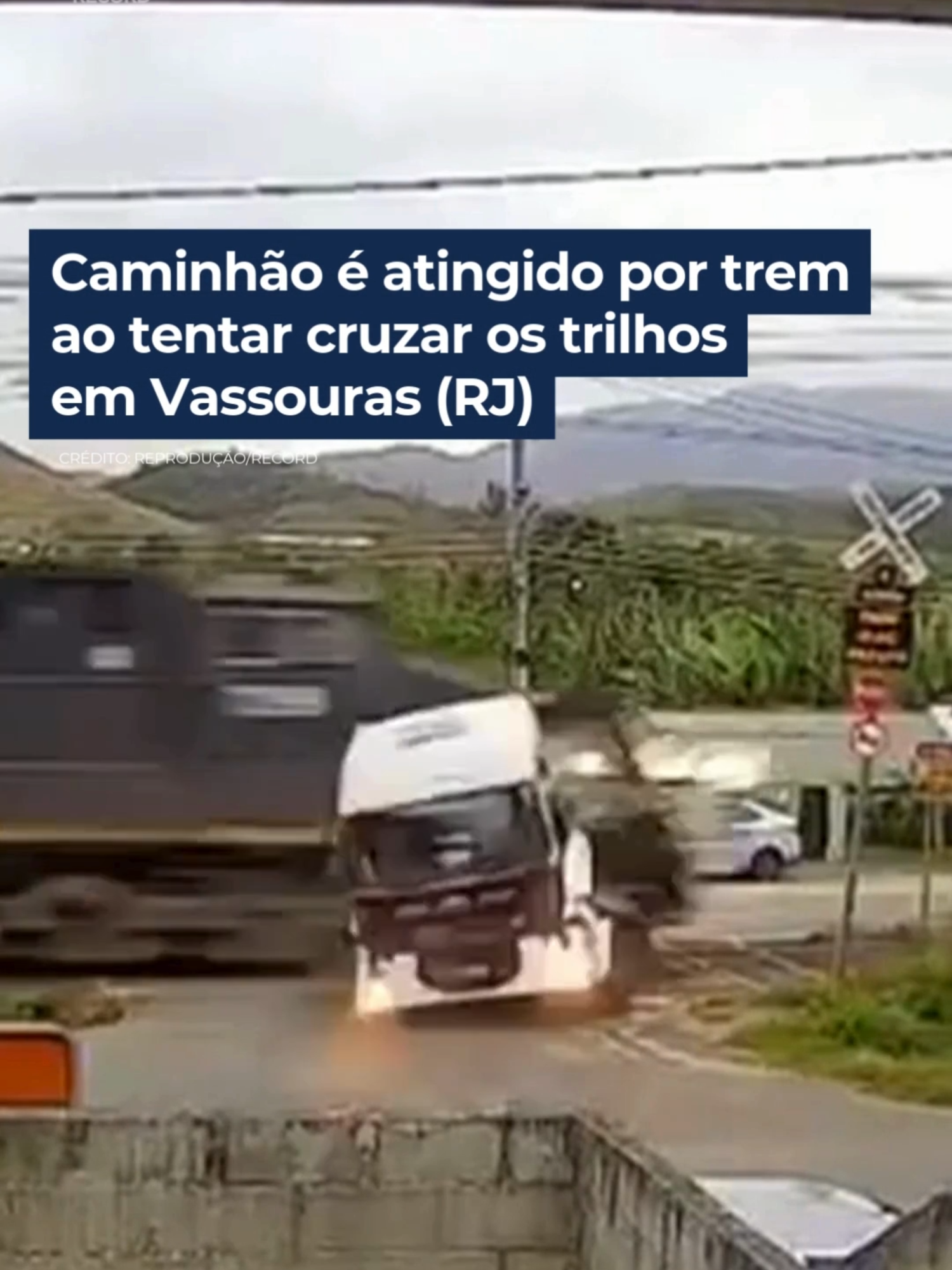FLAGRANTE | Um caminhão foi atingido por um trem, quando tentava atravessar uma linha-férrea em Vassouras (RJ). O caminhão tenta cruzar os trilhos, o trem chega a buzinar antes de atingir em cheio a carreta. O Corpo de Bombeiros foi chamado e socorreu as duas pessoas que estavam no caminhão. Apesar do forte impacto, as vítimas tiveram apenas ferimentos leves.  👉 Veja essa e outras notícias em R7.com/JornalDaRecord #JornalDaRecord #JR24H