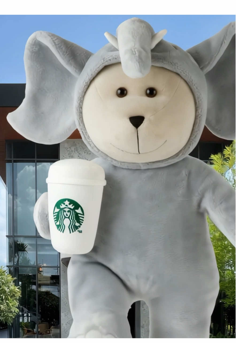 จัดเต็มความน่ารักแบบบิ๊กๆ ให้ทุกคนเป็นเจ้าของแล้ววันนี้ กับ Starbucks Giant Elephant Bearista* 🐘ไซซ์ใหญ่ขึ้น เฉพาะที่ไทยเท่านั้น! พิเศษ! สมาชิก Starbucks® Rewards แลกซื้อเพียงตัวละ 1,500 บาท เมื่อซื้อสินค้าสตาร์บัคส์ 500 บาทขึ้นไป/บิล ในวันที่ 25 ก.ย. 68 หรือจนกว่าสินค้าจะหมด วันนี้ (25 ก.ย. 68) แวะมาเช็คอิน พร้อมสัมผัสอ้อมกอดจากน้องหมี Starbucks Bearista ตัวจริงในกิจกรรม A Cuddly Hug ที่  🐻 สยามสแควร์ วัน แฟลกชิพ 11.00 น. 🐻 ไอคอนสยาม ชั้น 7 เจ้าพระยาริเวอร์ฟร้อนท์ 15.00 น. แล้วมาเจอกันนะคะ ดูรายละเอียดเพิ่มเติมที่เว็บไซต์ *Starbucks Giant Elephant Bearista ขนาดสูง 55 ซม. x กว้าง 35 ซม. x หนา 18 ซม.  *จำกัดจำนวนแลกซื้อ 1 ชิ้น/ บิล/ สมาชิก/ คิว ในวันที่ 25 ก.ย. 68 *เงื่อนไขเป็นไปตามบริษัทฯ กำหนด #StarbucksTH
